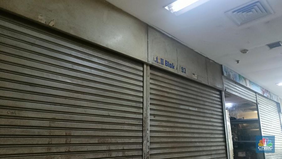 Mal Mangga Dua sebagai pusat perbelanjaan sudah mulai memudar. Beberapa mal di kawasan ini serempak mulai sepi, mulai dari WTC Mangga Dua hingga Pasar Pagi Mangga Dua. Hal ini terlihat dari banyaknya tenant yang tutup. (CNBC Indonesia/Ferry Sandi)