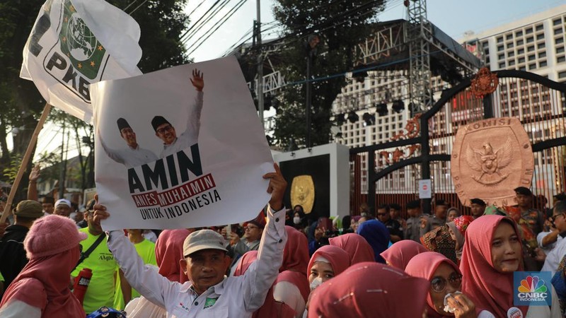 Massa pendukung Anies-Cak Imin memadati area luar Gedung Komisi Pemilihan Umum (KPU), Kamis, (19/10/2023). (CNBC Indonesia/Muhammad Sabki)