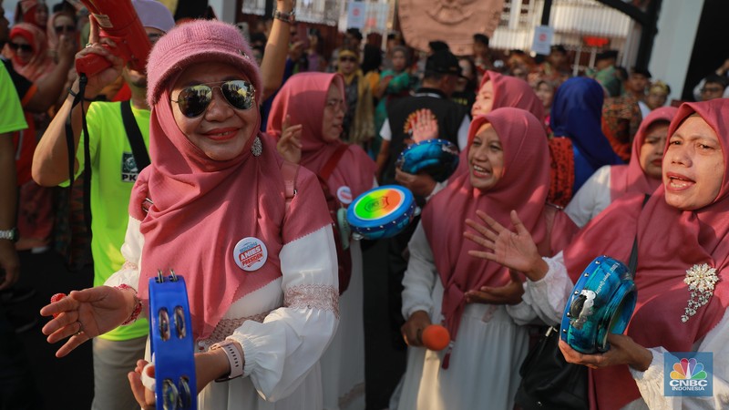 Massa pendukung Anies-Cak Imin memadati area luar Gedung Komisi Pemilihan Umum (KPU), Kamis, (19/10/2023). (CNBC Indonesia/Muhammad Sabki)