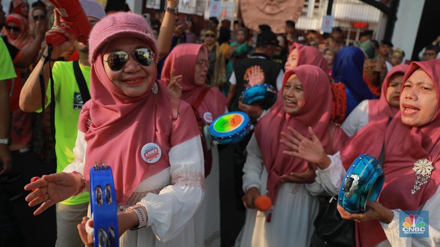 Massa pendukung Anies-Cak Imin memadati area luar Gedung Komisi Pemilihan Umum (KPU), Kamis, (19/10/2023). (CNBC Indonesia/Muhammad Sabki)