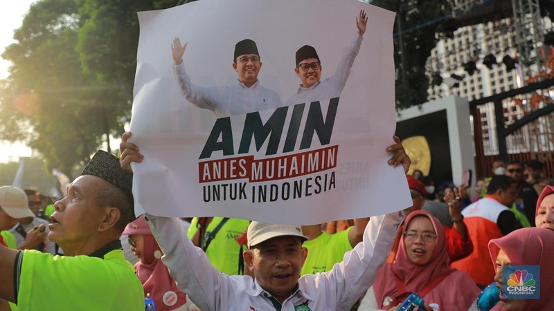 Bakal Pasangan calon presiden dan wakil presiden dari Koalisi Perubahan, Anies Baswedan dan Muhaimin Iskandar saat tiba tiba di Gedung KPU, Jakarta, Kamis (19/10/2023). Pasangan Anies-Muhaimin (AMIN) menjadi pasangan yang pertama mendaftar di KPU sebagai bakal pasangan calon presiden dan wakil presiden 2024. (վ/Muhammad Sabki)