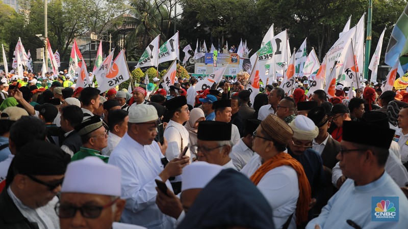 Massa pendukung Anies-Cak Imin memadati area luar Gedung Komisi Pemilihan Umum (KPU), Kamis, (19/10/2023). (CNBC Indonesia/Muhammad Sabki) Massa pendukung Anies-Cak Imin memadati area luar Gedung Komisi Pemilihan Umum (KPU), Kamis, (19/10/2023). (CNBC Indonesia/Muhammad Sabki)