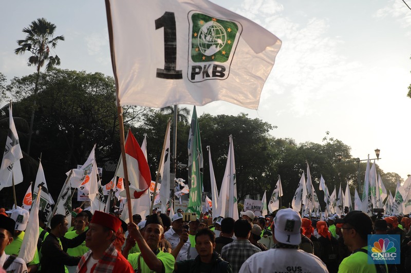 Massa pendukung Anies-Cak Imin memadati area luar Gedung Komisi Pemilihan Umum (KPU), Kamis, (19/10/2023). (CNBC Indonesia/Muhammad Sabki)