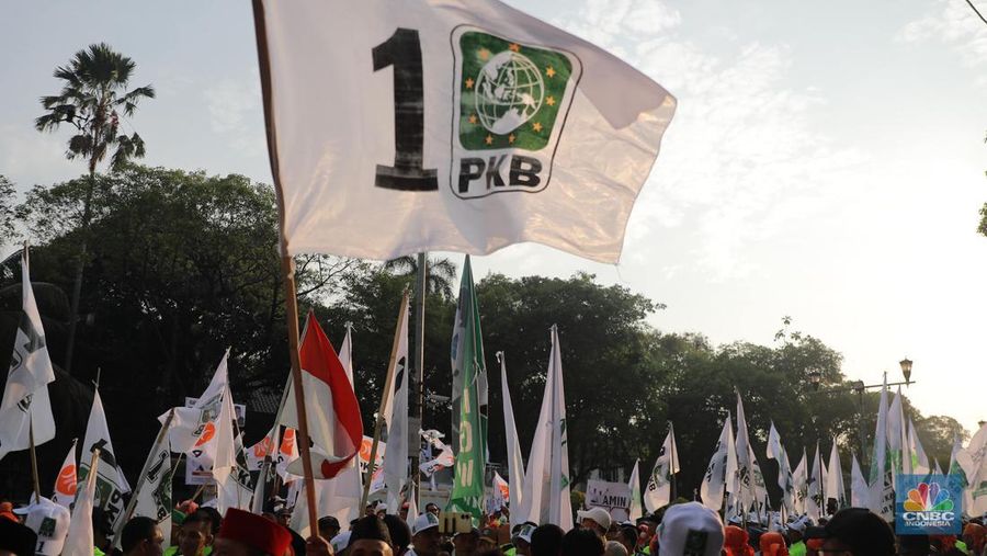 Massa pendukung Anies-Cak Imin memadati area luar Gedung Komisi Pemilihan Umum (KPU), Kamis, (19/10/2023). (CNBC Indonesia/Muhammad Sabki)