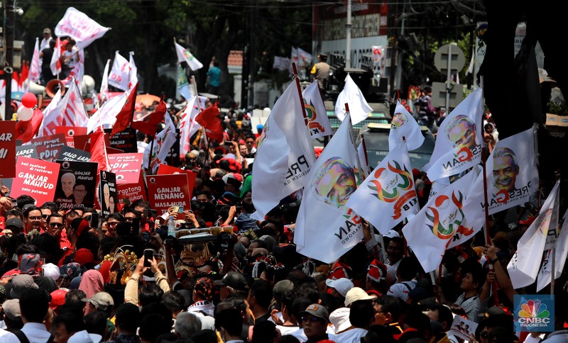 Massa pendukung pasangan calon presiden dan wakil presiden Ganjar Pranowo-Mahfud Md memadati kawasan Komisi Pemilihan Umum (KPU), Jakarta, Kamis (19/10/2023). Massa pendukung pasangan calon presiden dan wakil presiden Ganjar Pranowo-Mahfud Md memadati kawasan Komisi Pemilihan Umum (KPU), Jakarta, Kamis (19/10/2023). (CNBC Indonesia/Muhammad Sabki)