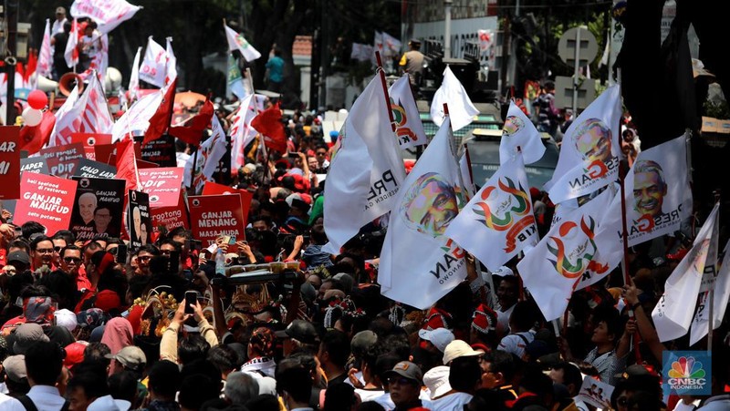 Massa pendukung pasangan calon presiden dan wakil presiden Ganjar Pranowo-Mahfud Md memadati kawasan Komisi Pemilihan Umum (KPU), Jakarta, Kamis (19/10/2023). (CNBC Indonesia/Muhammad Sabki)