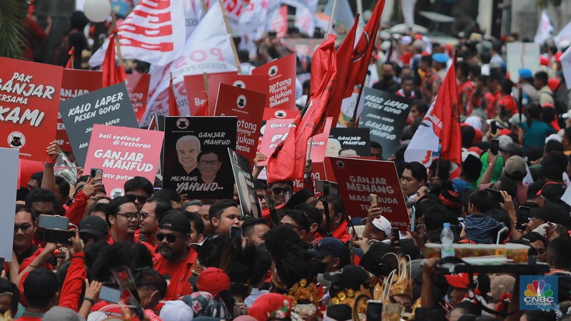Massa pendukung pasangan calon presiden dan wakil presiden Ganjar Pranowo-Mahfud Md memadati kawasan Komisi Pemilihan Umum (KPU), Jakarta, Kamis (19/10/2023). (CNBC Indonesia/Muhammad Sabki)