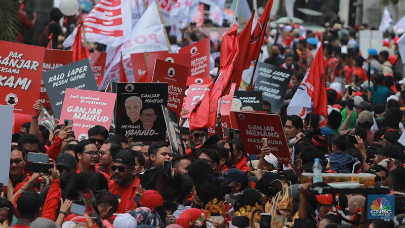 Massa pendukung pasangan calon presiden dan wakil presiden Ganjar Pranowo-Mahfud Md memadati kawasan Komisi Pemilihan Umum (KPU), Jakarta, Kamis (19/10/2023). (CNBC Indonesia/Muhammad Sabki)