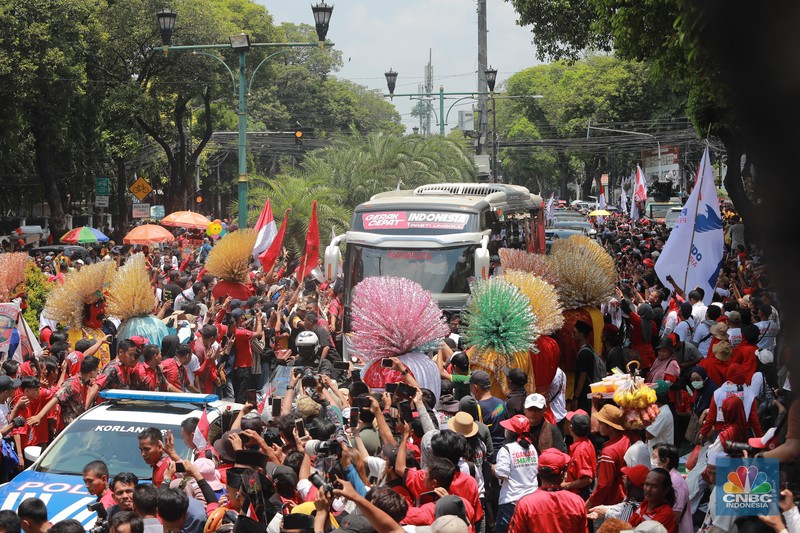 Massa pendukung pasangan calon presiden dan wakil presiden Ganjar Pranowo-Mahfud Md memadati kawasan Komisi Pemilihan Umum (KPU), Jakarta, Kamis (19/10/2023). Massa pendukung pasangan calon presiden dan wakil presiden Ganjar Pranowo-Mahfud Md memadati kawasan Komisi Pemilihan Umum (KPU), Jakarta, Kamis (19/10/2023). (CNBC Indonesia/Muhammad Sabki)