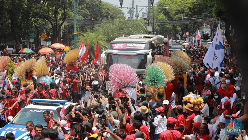 Massa pendukung pasangan calon presiden dan wakil presiden Ganjar Pranowo-Mahfud Md memadati kawasan Komisi Pemilihan Umum (KPU), Jakarta, Kamis (19/10/2023). (CNBC Indonesia/Muhammad Sabki)