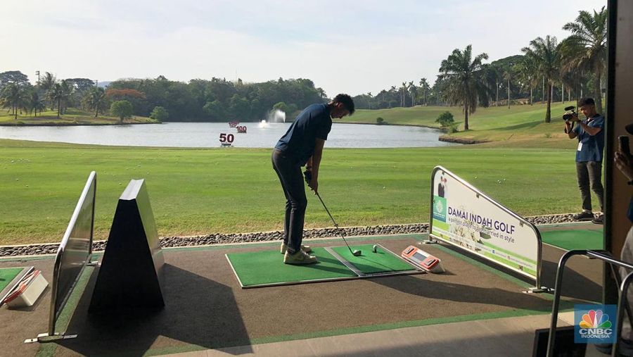 Merek perlengkapan golf Indonesia, Golf House, memperkenalkan koleksi Clubs atau Stick Golf terbaru, “Mizuno Pro 24 Series” di Damai Indah Golf BSD, Tangerang Selatan, Banten, Kamis (19/10/2023).(CNBC Indonesia/Rindi Salsabilla)