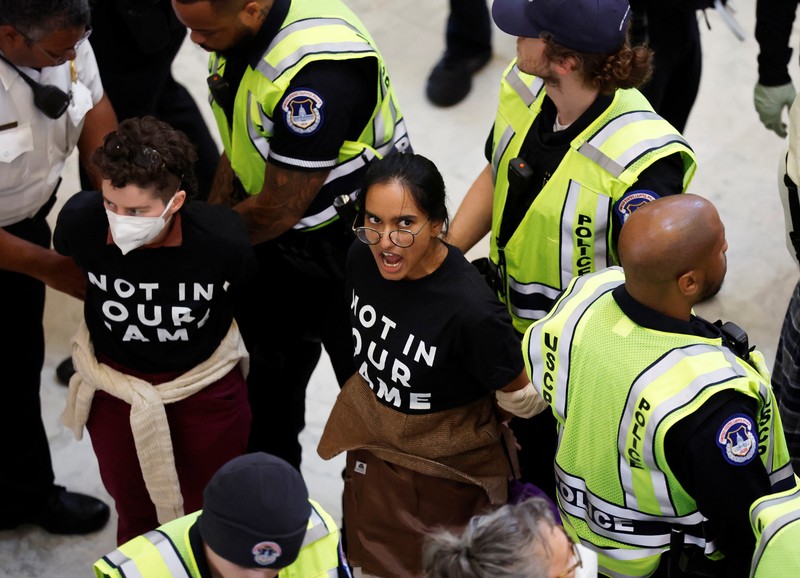 Organisasi hak asasi manusia Jewish Voice for Peace menggelar protes terkait serangan Israel ke Palestina di Washington DC pada Rabu (18/10/2023). waktu setempat. ( Alex Wong/Getty Images/AFP)