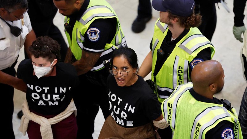 Organisasi hak asasi manusia Jewish Voice for Peace menggelar protes terkait serangan Israel ke Palestina di Washington DC pada Rabu (18/10/2023). waktu setempat. ( Alex Wong/Getty Images/AFP)
