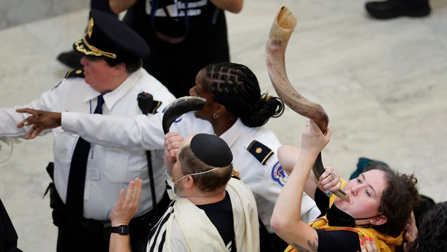 Organisasi hak asasi manusia Jewish Voice for Peace menggelar protes terkait serangan Israel ke Palestina di Washington DC pada Rabu (18/10/2023). waktu setempat. ( Alex Wong/Getty Images/AFP)