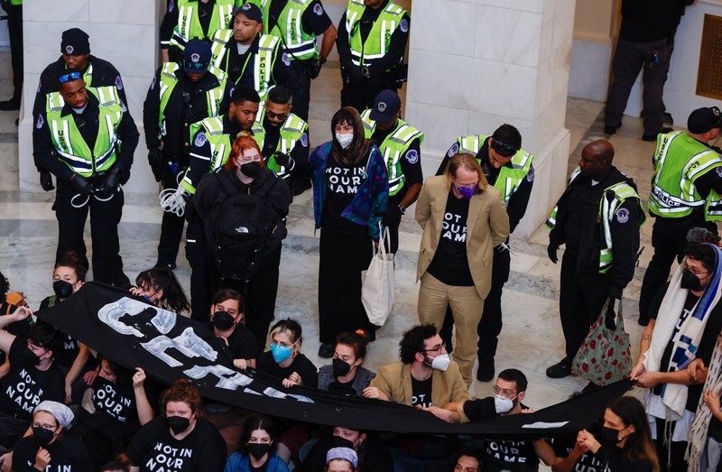 Organisasi hak asasi manusia Jewish Voice for Peace menggelar protes terkait serangan Israel ke Palestina di Washington DC pada Rabu (18/10/2023). waktu setempat. ( Alex Wong/Getty Images/AFP)