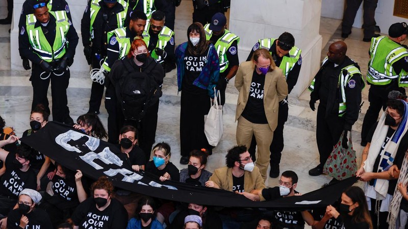 Organisasi hak asasi manusia Jewish Voice for Peace menggelar protes terkait serangan Israel ke Palestina di Washington DC pada Rabu (18/10/2023). waktu setempat. ( Alex Wong/Getty Images/AFP)