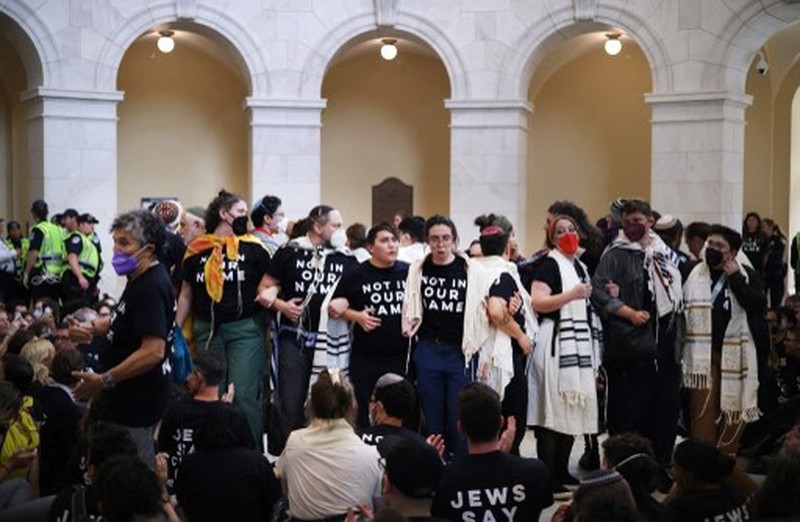 Organisasi hak asasi manusia Jewish Voice for Peace menggelar protes terkait serangan Israel ke Palestina di Washington DC pada Rabu (18/10/2023). waktu setempat. ( Alex Wong/Getty Images/AFP) Organisasi hak asasi manusia Jewish Voice for Peace menggelar protes terkait serangan Israel ke Palestina di Washington DC pada Rabu (18/10/2023). waktu setempat. ( Alex Wong/Getty Images/AFP)