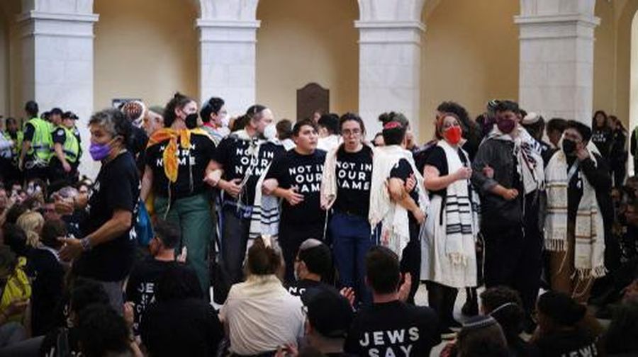 Organisasi hak asasi manusia Jewish Voice for Peace menggelar protes terkait serangan Israel ke Palestina di Washington DC pada Rabu (18/10/2023). waktu setempat. ( Alex Wong/Getty Images/AFP)