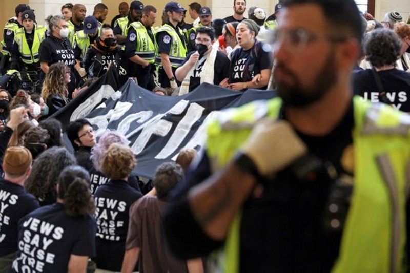 Organisasi hak asasi manusia Jewish Voice for Peace menggelar protes terkait serangan Israel ke Palestina di Washington DC pada Rabu (18/10/2023). waktu setempat. ( Alex Wong/Getty Images/AFP) Organisasi hak asasi manusia Jewish Voice for Peace menggelar protes terkait serangan Israel ke Palestina di Washington DC pada Rabu (18/10/2023). waktu setempat. ( Alex Wong/Getty Images/AFP)