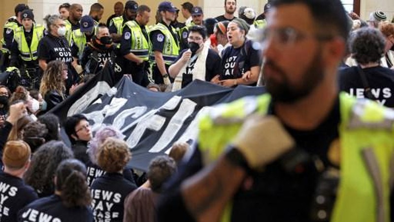 Organisasi hak asasi manusia Jewish Voice for Peace menggelar protes terkait serangan Israel ke Palestina di Washington DC pada Rabu (18/10/2023). waktu setempat. ( Alex Wong/Getty Images/AFP)
