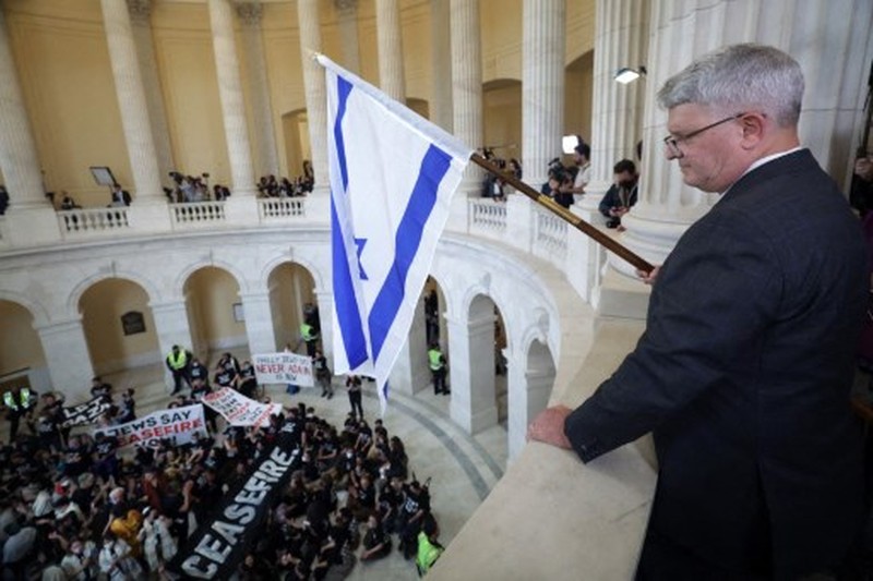 Organisasi hak asasi manusia Jewish Voice for Peace menggelar protes terkait serangan Israel ke Palestina di Washington DC pada Rabu (18/10/2023). waktu setempat. ( Alex Wong/Getty Images/AFP) Organisasi hak asasi manusia Jewish Voice for Peace menggelar protes terkait serangan Israel ke Palestina di Washington DC pada Rabu (18/10/2023). waktu setempat. ( Alex Wong/Getty Images/AFP)