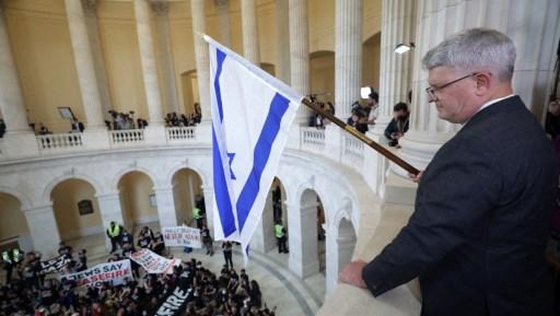 Organisasi hak asasi manusia Jewish Voice for Peace menggelar protes terkait serangan Israel ke Palestina di Washington DC pada Rabu (18/10/2023). waktu setempat. ( Alex Wong/Getty Images/AFP)