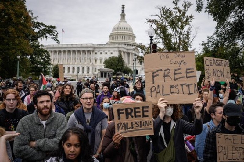 Organisasi hak asasi manusia Jewish Voice for Peace menggelar protes terkait serangan Israel ke Palestina di Washington DC pada Rabu (18/10/2023). waktu setempat. ( Alex Wong/Getty Images/AFP) Organisasi hak asasi manusia Jewish Voice for Peace menggelar protes terkait serangan Israel ke Palestina di Washington DC pada Rabu (18/10/2023). waktu setempat. ( Alex Wong/Getty Images/AFP)
