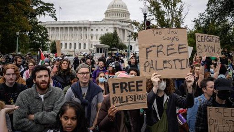 Organisasi hak asasi manusia Jewish Voice for Peace menggelar protes terkait serangan Israel ke Palestina di Washington DC pada Rabu (18/10/2023). waktu setempat. ( Alex Wong/Getty Images/AFP)