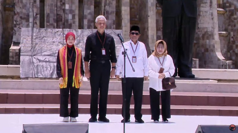 Pasangan calon Ganjar Pranowo dan Mahfud Md akan mendaftarkan diri ke KPU siang ini. Sebelum ke KPU, keduanya akan menyambangi Tugu Proklamasi. Pasangan calon Ganjar Pranowo dan Mahfud Md akan mendaftarkan diri ke KPU siang ini. Sebelum ke KPU, keduanya akan menyambangi Tugu Proklamasi. (Tangkapan Layar Youtube PDI Perjuangan)