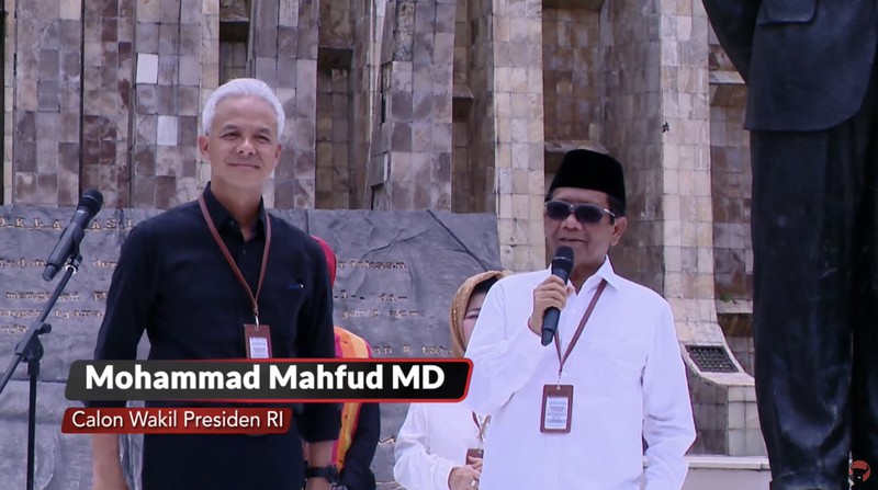 Pasangan calon Ganjar Pranowo dan Mahfud Md akan mendaftarkan diri ke KPU siang ini. Sebelum ke KPU, keduanya akan menyambangi Tugu Proklamasi. Pasangan calon Ganjar Pranowo dan Mahfud Md akan mendaftarkan diri ke KPU siang ini. Sebelum ke KPU, keduanya akan menyambangi Tugu Proklamasi. (Tangkapan Layar Youtube PDI Perjuangan)