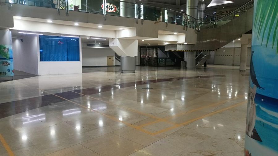 Pusat perbelanjaan Mangga Dua yang dulunya dikenal ramai dikunjungi pengunjung kini perlahan mulai sepi. Bahkan di salah satu sudutnya yakni bagian lobby justru dijadikan lapangan badminton. (CNBC Indonesia/Ferry Sandi)