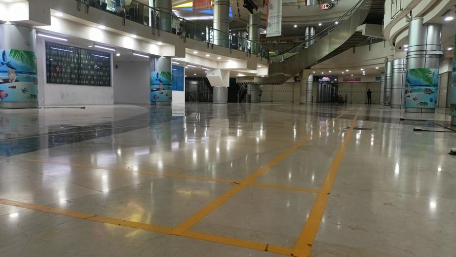Pusat perbelanjaan Mangga Dua yang dulunya dikenal ramai dikunjungi pengunjung kini perlahan mulai sepi. Bahkan di salah satu sudutnya yakni bagian lobby justru dijadikan lapangan badminton. (²©²ÊÍøÕ¾/Ferry Sandi)