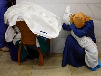 Viral Potret Sedih Warga Gaza, Ibu Peluk Erat Mayat Anaknya