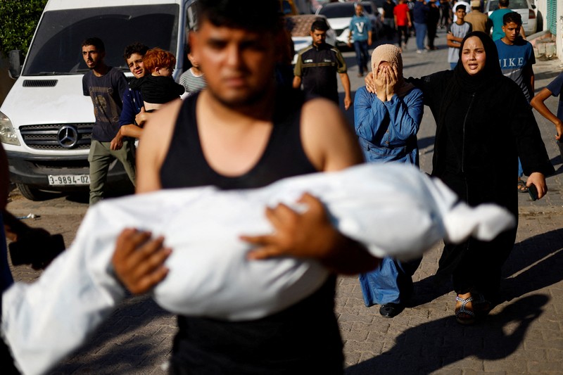 Seorang wanita memeluk jenazah seorang anak Palestina yang tewas dalam serangan Israel, di sebuah rumah sakit di Khan Younis di Jalur Gaza selatan, 17 Oktober 2023. (REUTERS/Mohammed Salem) Seorang wanita memeluk jenazah seorang anak Palestina yang tewas dalam serangan Israel, di sebuah rumah sakit di Khan Younis di Jalur Gaza selatan, 17 Oktober 2023. (REUTERS/Mohammed Salem)