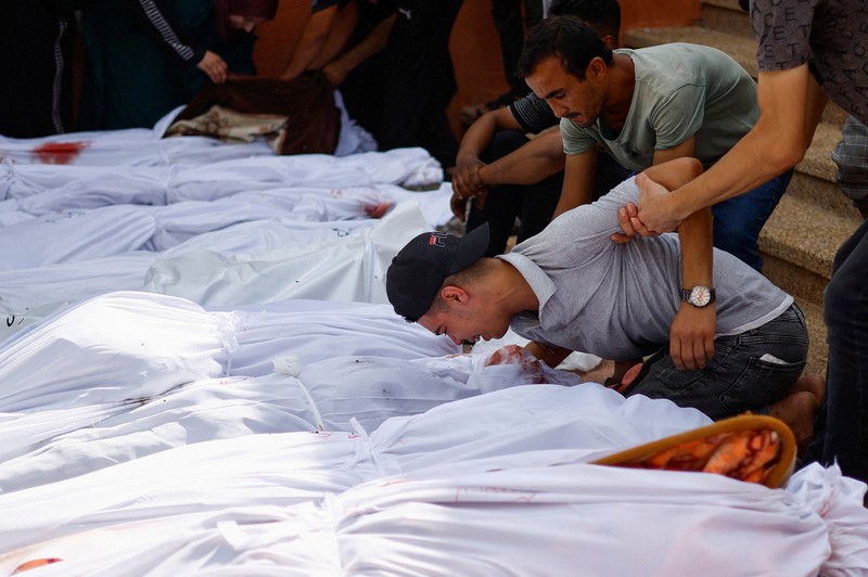 Seorang warga menolong anak yang tertimpa reruntuhan bangunan akibat serangan udara Israel di Jalur Gaza. (REUTERS/Mohammed Salem) Seorang warga menolong anak yang tertimpa reruntuhan bangunan akibat serangan udara Israel di Jalur Gaza. (REUTERS/Mohammed Salem)
