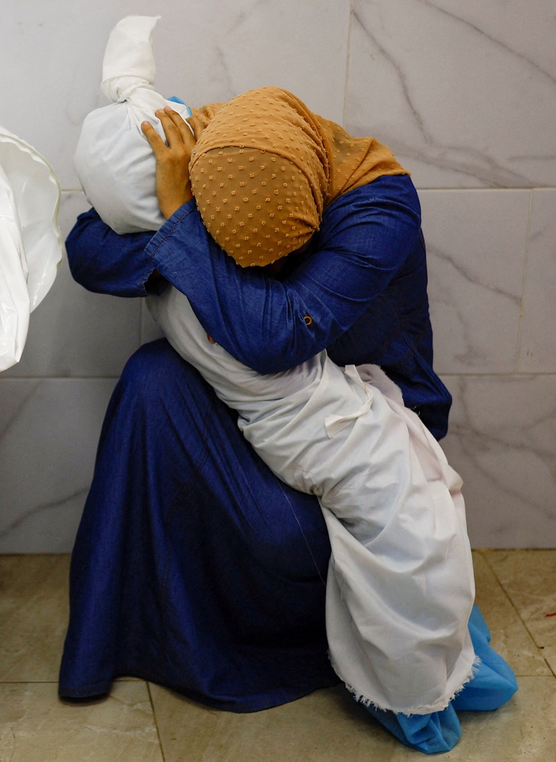 Seorang wanita memeluk jenazah seorang anak Palestina yang tewas dalam serangan Israel, di sebuah rumah sakit di Khan Younis di Jalur Gaza selatan, 17 Oktober 2023. (REUTERS/Mohammed Salem) Seorang wanita memeluk jenazah seorang anak Palestina yang tewas dalam serangan Israel, di sebuah rumah sakit di Khan Younis di Jalur Gaza selatan, 17 Oktober 2023. (REUTERS/Mohammed Salem)
