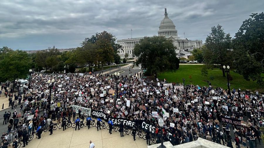 Organisasi hak asasi manusia Jewish Voice for Peace menggelar protes terkait serangan Israel ke Palestina di Washington DC pada Rabu (18/10/2023).