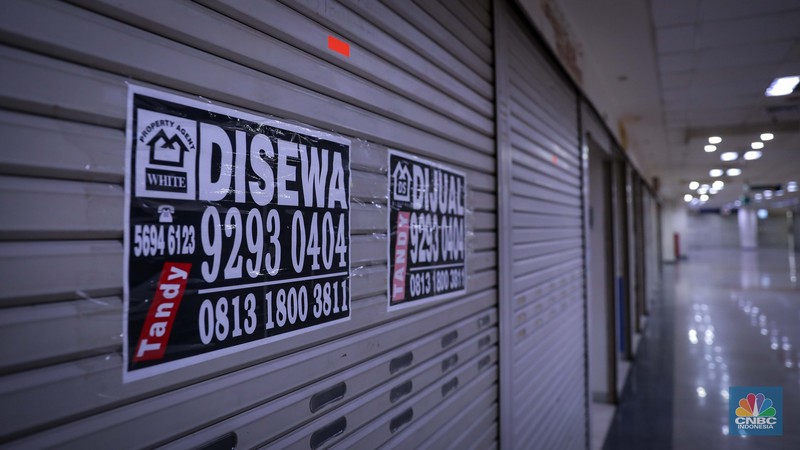 Suasana deretan tenant yang tutup di pusat perbelanjaan WTC Mangga Dua, Jakarta, Kamis (19/10/2023). (CNBC Indoensia/Faisal Rahman) Suasana deretan tenant yang tutup di pusat perbelanjaan WTC Mangga Dua, Jakarta, Kamis (19/10/2023). (CNBC Indoensia/Faisal Rahman)