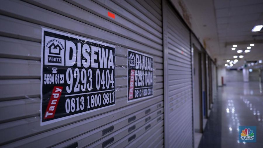 Suasana deretan tenant yang tutup di pusat perbelanjaan WTC Mangga Dua, Jakarta, Kamis (19/10/2023).  (վ Indoensia/Faisal Rahman)