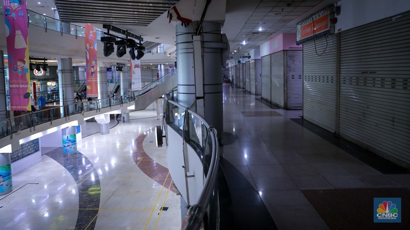 Suasana deretan tenant yang tutup di pusat perbelanjaan WTC Mangga Dua, Jakarta, Kamis (19/10/2023). (CNBC Indoensia/Faisal Rahman) Suasana deretan tenant yang tutup di pusat perbelanjaan WTC Mangga Dua, Jakarta, Kamis (19/10/2023). (CNBC Indoensia/Faisal Rahman)