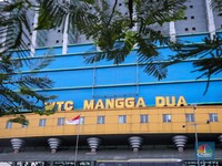Wah! Lobi WTC Mangga Dua Disulap Jadi Lapangan Badminton