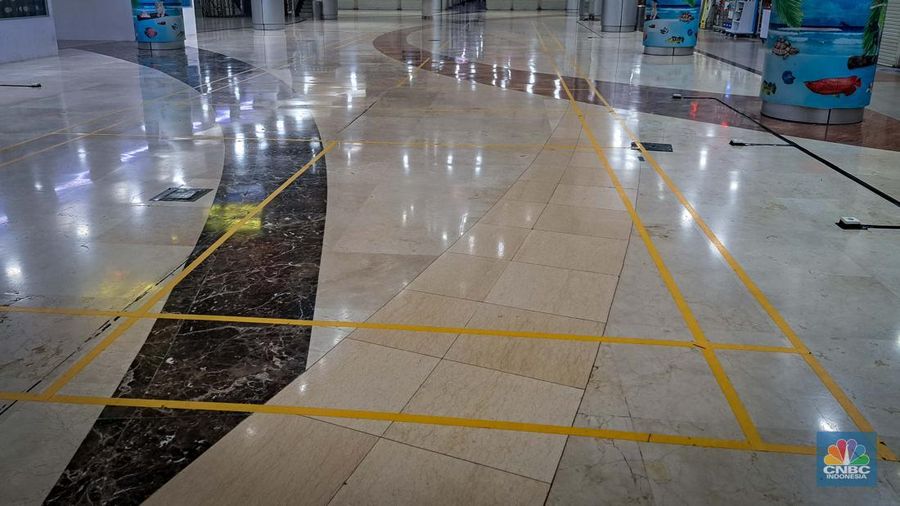 Suasana deretan tenant yang tutup di pusat perbelanjaan WTC Mangga Dua, Jakarta, Kamis (19/10/2023).  (վ Indoensia/Faisal Rahman)