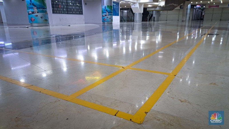 Suasana deretan tenant yang tutup di pusat perbelanjaan WTC Mangga Dua, Jakarta, Kamis (19/10/2023). (CNBC Indoensia/Faisal Rahman) Suasana deretan tenant yang tutup di pusat perbelanjaan WTC Mangga Dua, Jakarta, Kamis (19/10/2023). (CNBC Indoensia/Faisal Rahman)