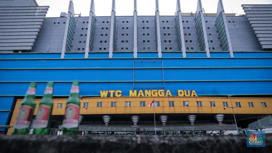 Suasana deretan tenant yang tutup di pusat perbelanjaan WTC Mangga Dua, Jakarta, Kamis (19/10/2023).  (վ Indoensia/Faisal Rahman)