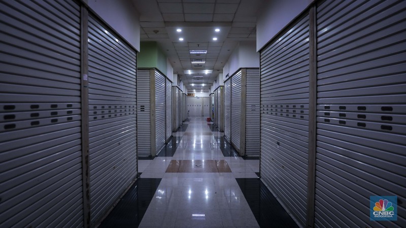 Suasana deretan tenant yang tutup di pusat perbelanjaan WTC Mangga Dua, Jakarta, Kamis (19/10/2023).  (CNBC Indoensia/Faisal Rahman)