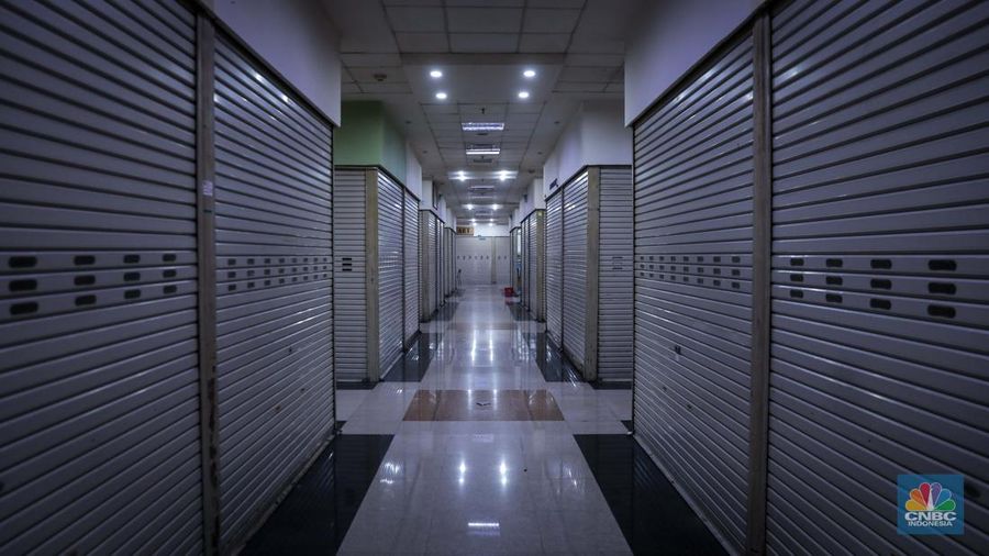 Suasana deretan tenant yang tutup di pusat perbelanjaan WTC Mangga Dua, Jakarta, Kamis (19/10/2023).  (վ Indoensia/Faisal Rahman)