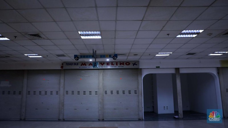 Suasana deretan tenant yang tutup di pusat perbelanjaan WTC Mangga Dua, Jakarta, Kamis (19/10/2023).  (վ Indoensia/Faisal Rahman)