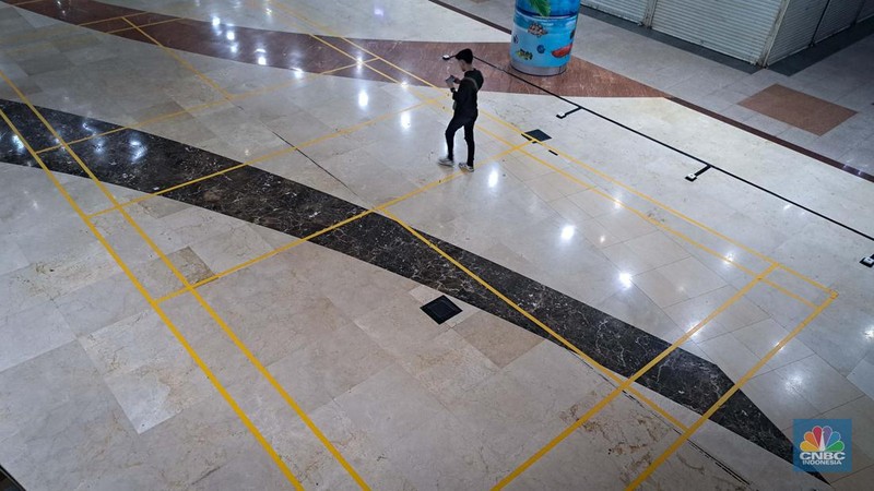 Suasana deretan tenant yang tutup di pusat perbelanjaan WTC Mangga Dua, Jakarta, Kamis (19/10/2023).  (վ Indoensia/Faisal Rahman)