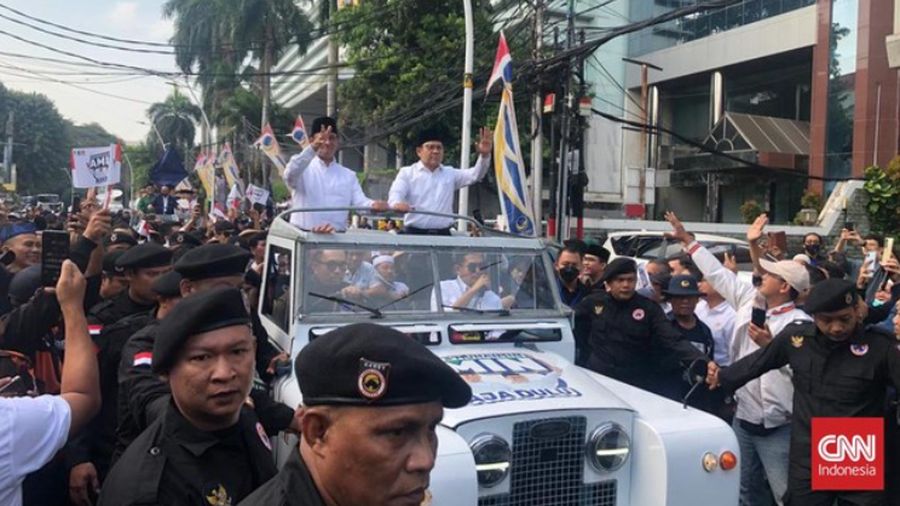 Anies dan Cak Imin naik Land Rover ke KPU (CNN Indonesia/Ramadhan Rizki)