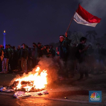 Demo BEM-SI Memanas, Mahasiswa Bakar Ban di Patung Kuda